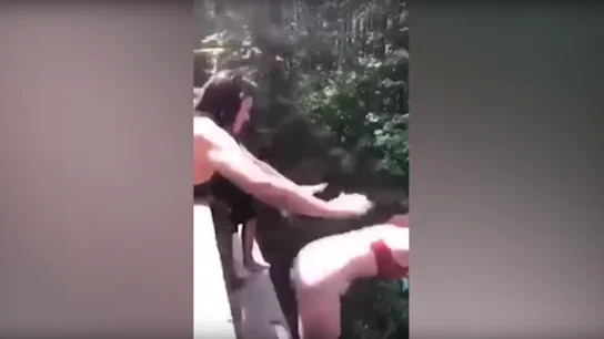 Amiga empujada a una menor por un puente Amiga empujada a una menor por un puente