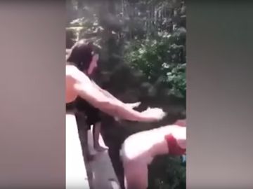 Amiga empujada a una menor por un puente Amiga empujada a una menor por un puente