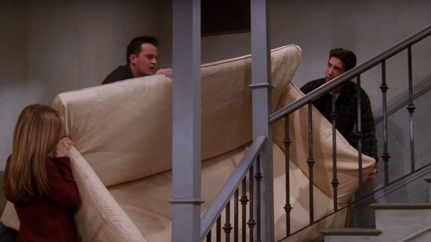 Escena de 'Friends' en la que intentan subir un sof&aacute;