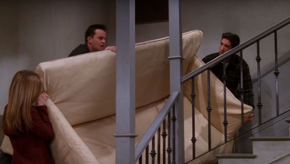 Escena de 'Friends' en la que intentan subir un sofá
