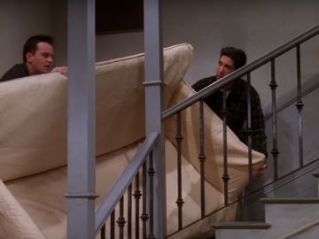 Escena de 'Friends' en la que intentan subir un sofá Escena de 'Friends' en la que intentan subir un sofá