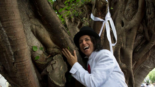 El actor peruano Richard Torres celebra su "matrimonio" con un &aacute;rbol