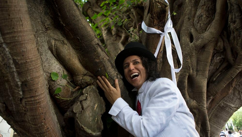 El actor peruano Richard Torres celebra su "matrimonio" con un árbol