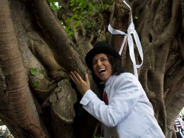 El actor peruano Richard Torres celebra su "matrimonio" con un árbol El actor peruano Richard Torres celebra su "matrimonio" con un árbol