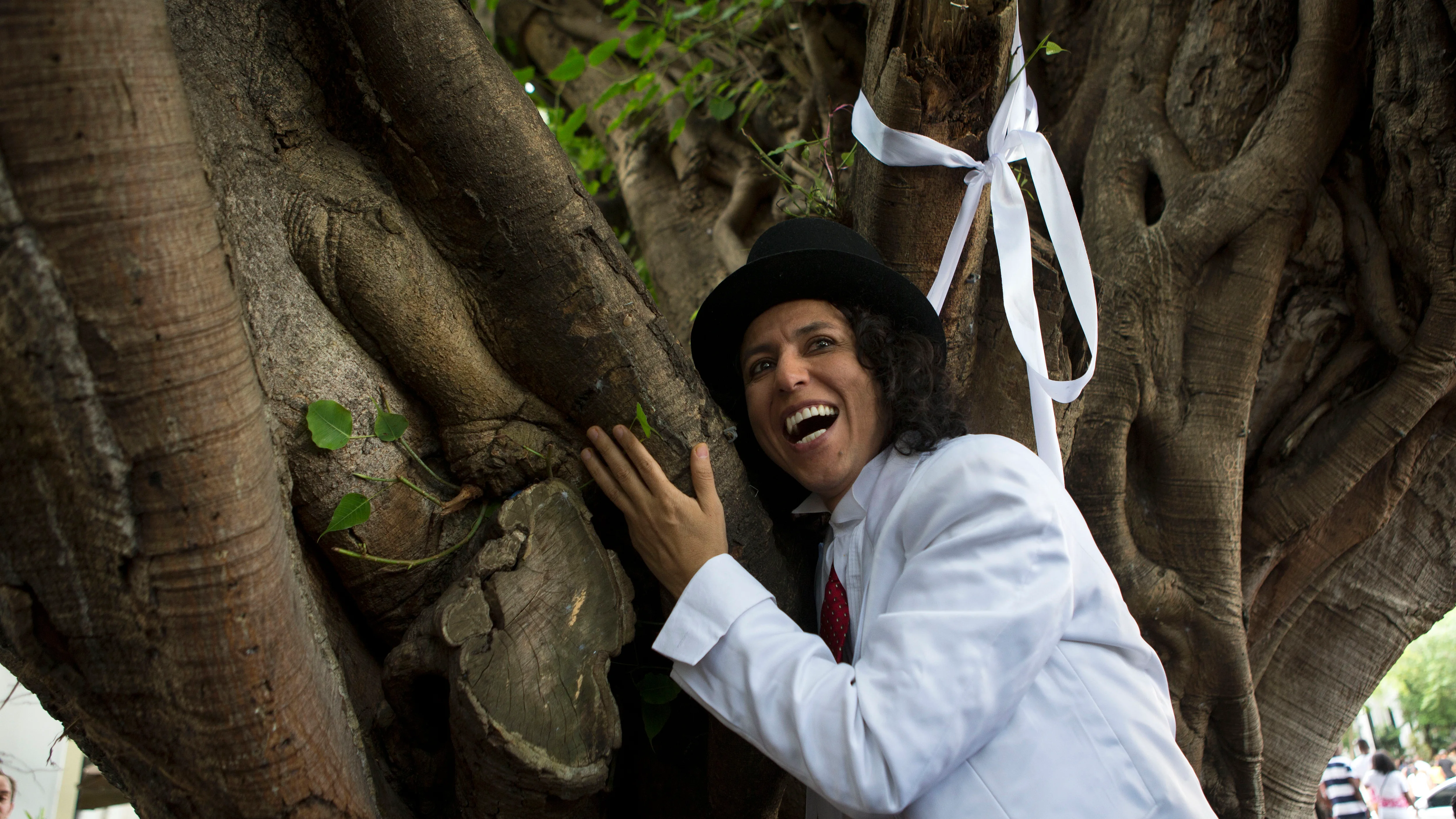 El actor peruano Richard Torres celebra su "matrimonio" con un árbol