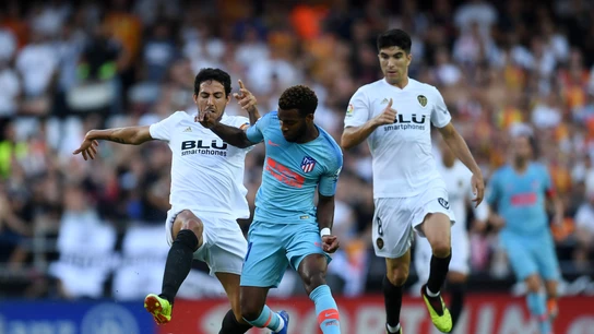Lemar conduce el balón ante la presión de Parejo y Carlos Soler Lemar conduce el balón ante la presión de Parejo y Carlos Soler