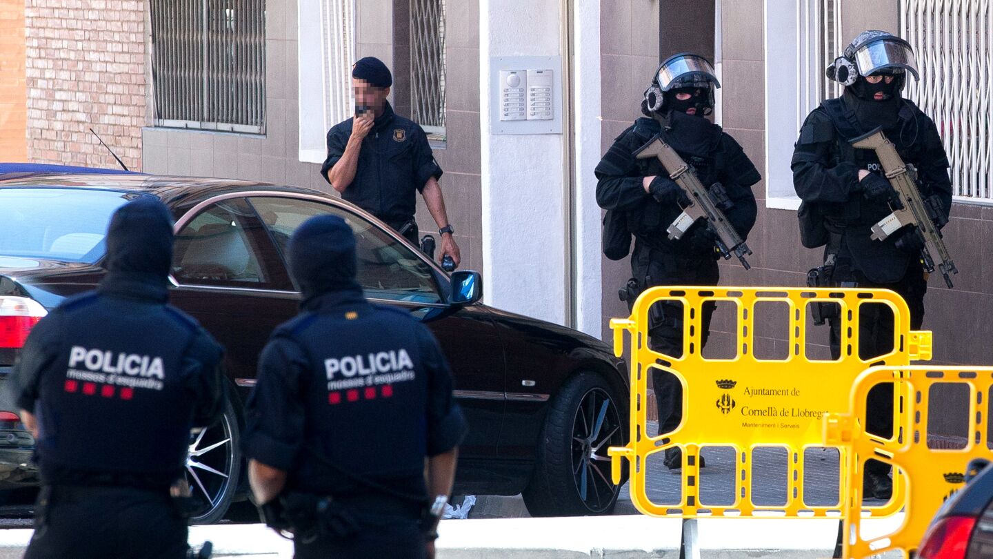 Los Mossos d'Esquadra entran para efectuar un registro en el edificio donde viv&iacute;a el que hombre ha sido abatido al intentar acceder en la comisar&iacute;a de los Mossos en Cornell&agrave;