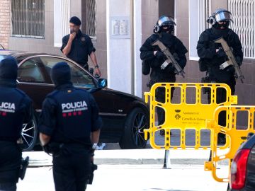 Los Mossos d'Esquadra entran para efectuar un registro en el edificio donde vivía el que hombre ha sido abatido al intentar acceder en la comisaría de los Mossos en Cornellà Los Mossos d'Esquadra entran para efectuar un registro en el edificio donde vivía el que hombre ha sido abatido al intentar acceder en la comisaría de los Mossos en Cornellà