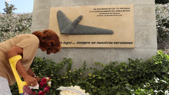 Familiares y allegados depositan ofrendas florales en homenaje a las víctimas de Spanair Familiares y allegados depositan ofrendas florales en homenaje a las víctimas de Spanair