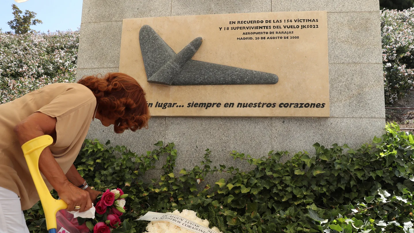 Familiares y allegados depositan ofrendas florales en homenaje a las víctimas de Spanair Familiares y allegados depositan ofrendas florales en homenaje a las víctimas de Spanair