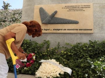 Familiares y allegados depositan ofrendas florales en homenaje a las víctimas de Spanair Familiares y allegados depositan ofrendas florales en homenaje a las víctimas de Spanair