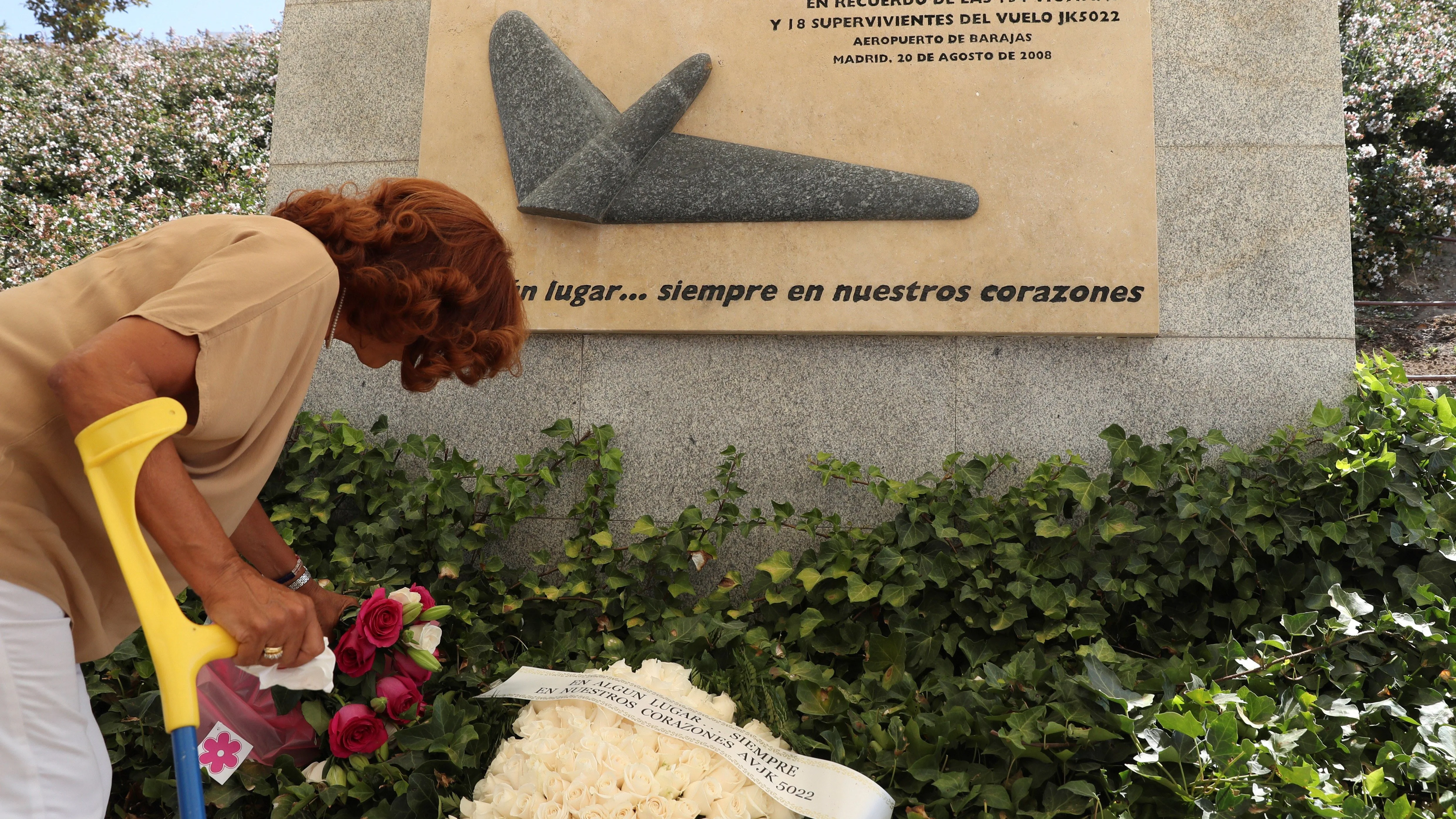 Familiares y allegados depositan ofrendas florales en homenaje a las víctimas de Spanair