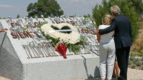 Familiares de las víctimas del accidente del vuelo JK5022 de Spanair ante el monumento con la inscripción "En algún lugar... siempre en nuestros corazones Familiares de las víctimas del accidente del vuelo JK5022 de Spanair ante el monumento con la inscripción "En algún lugar... siempre en nuestros corazones