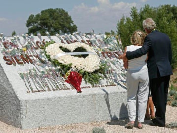 Familiares de las víctimas del accidente del vuelo JK5022 de Spanair ante el monumento con la inscripción "En algún lugar... siempre en nuestros corazones Familiares de las víctimas del accidente del vuelo JK5022 de Spanair ante el monumento con la inscripción "En algún lugar... siempre en nuestros corazones