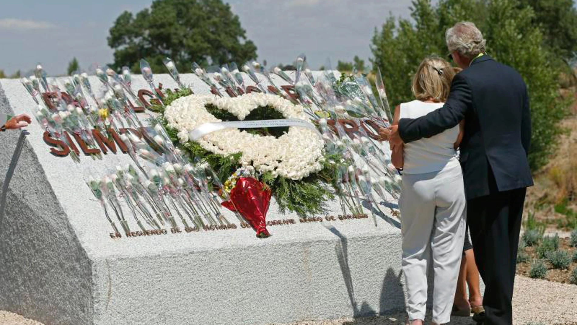 Familiares de las víctimas del accidente del vuelo JK5022 de Spanair ante el monumento con la inscripción "En algún lugar... siempre en nuestros corazones