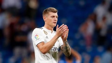 Toni Kroos aplaude al Bernabéu