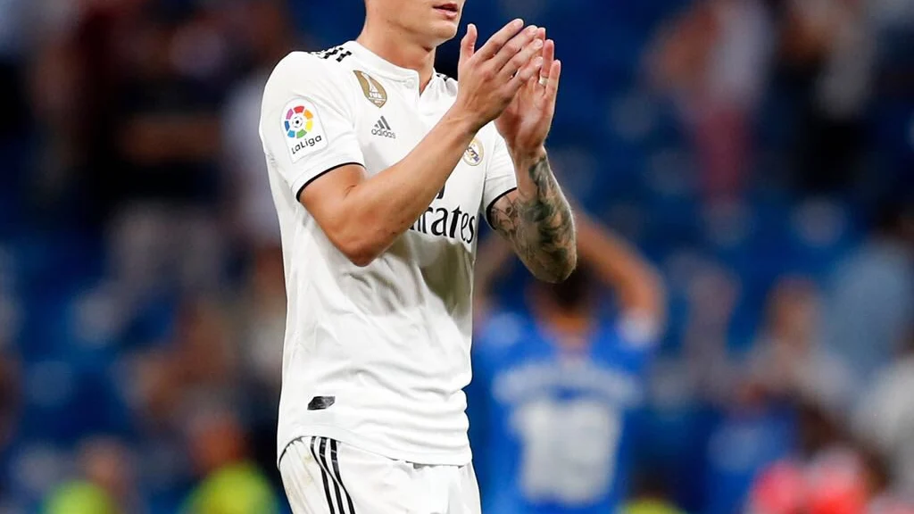 Toni Kroos aplaude al Bernabéu