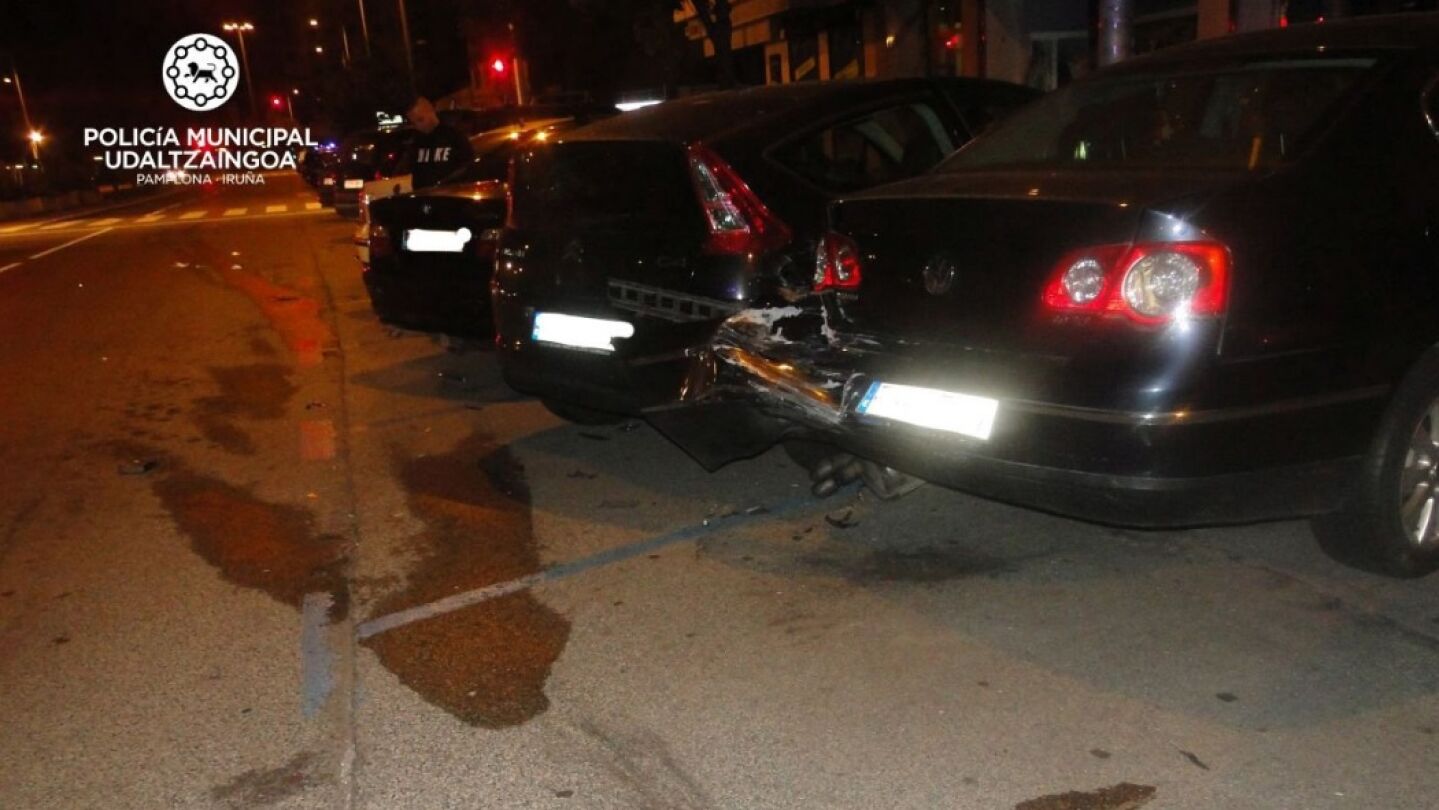 Veh&iacute;culos contra los que choc&oacute; un coche en Pamplona