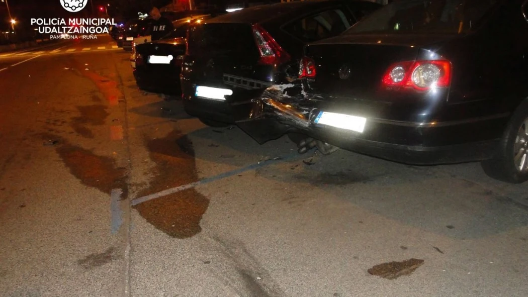 Vehículos contra los que chocó un coche en Pamplona