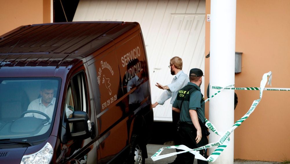 Efectivos policiales junto a la vivienda de la víctima