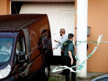 Efectivos policiales junto a la vivienda de la víctima