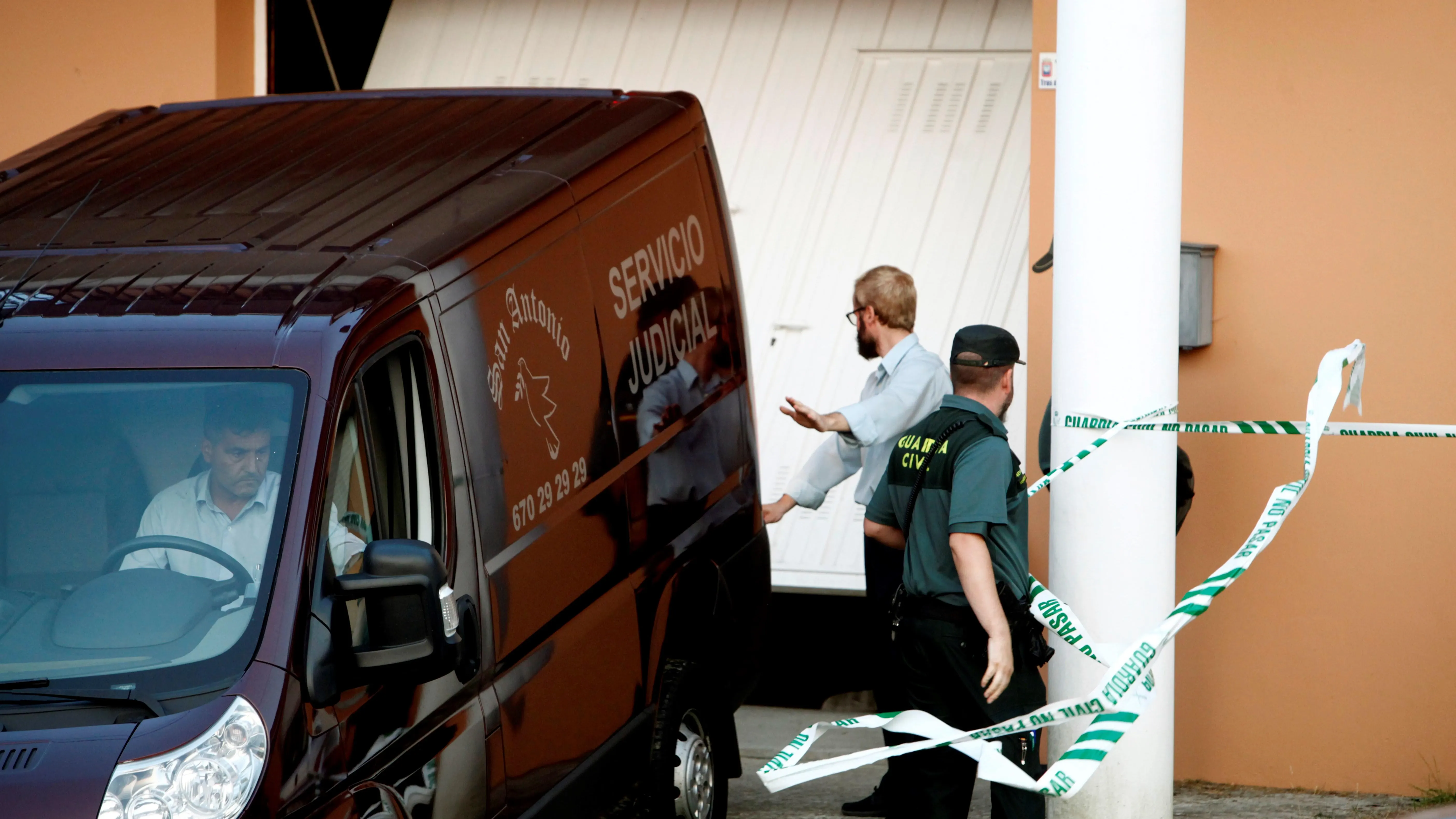 Efectivos policiales junto a la vivienda de la víctima