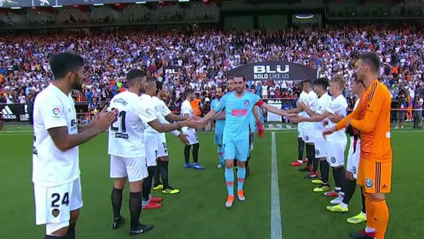 El Valencia realiza el pasillo al Atl&eacute;tico de Madrid