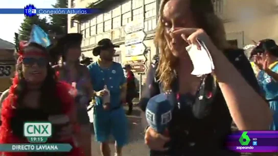 Le echan vino en el ojo a la reportera Le echan vino en el ojo a la reportera