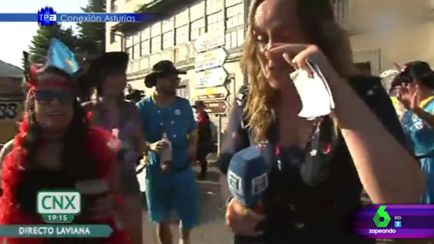 Le echan vino en el ojo a la reportera Le echan vino en el ojo a la reportera