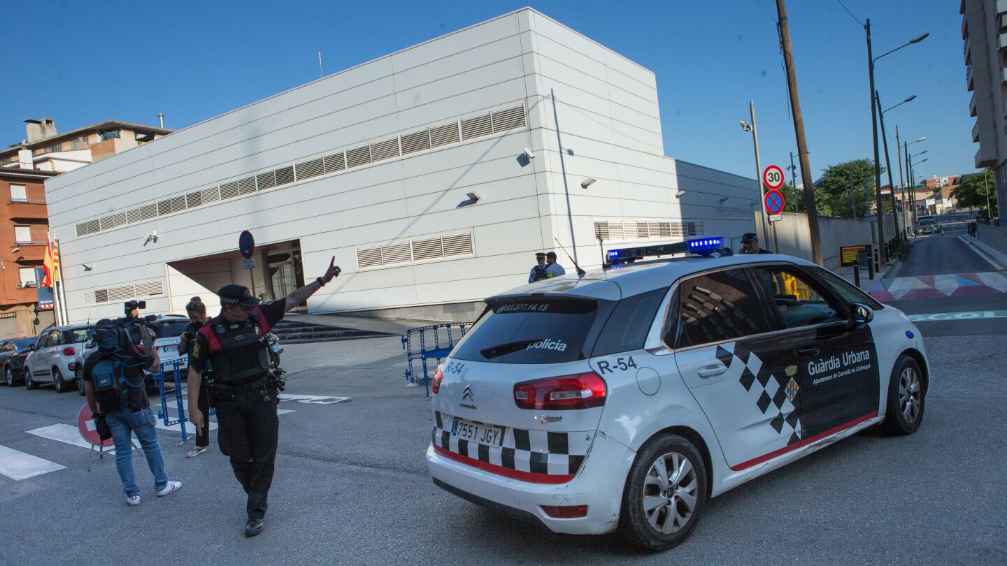 Efectivos policiales ante la fachada de la comisar&iacute;a de Cornell&agrave; de Llobregat 