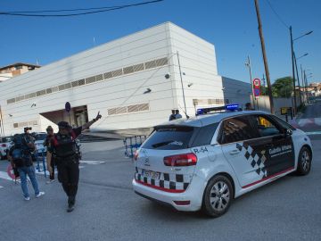Efectivos policiales ante la fachada de la comisaría de Cornellà de Llobregat Efectivos policiales ante la fachada de la comisaría de Cornellà de Llobregat