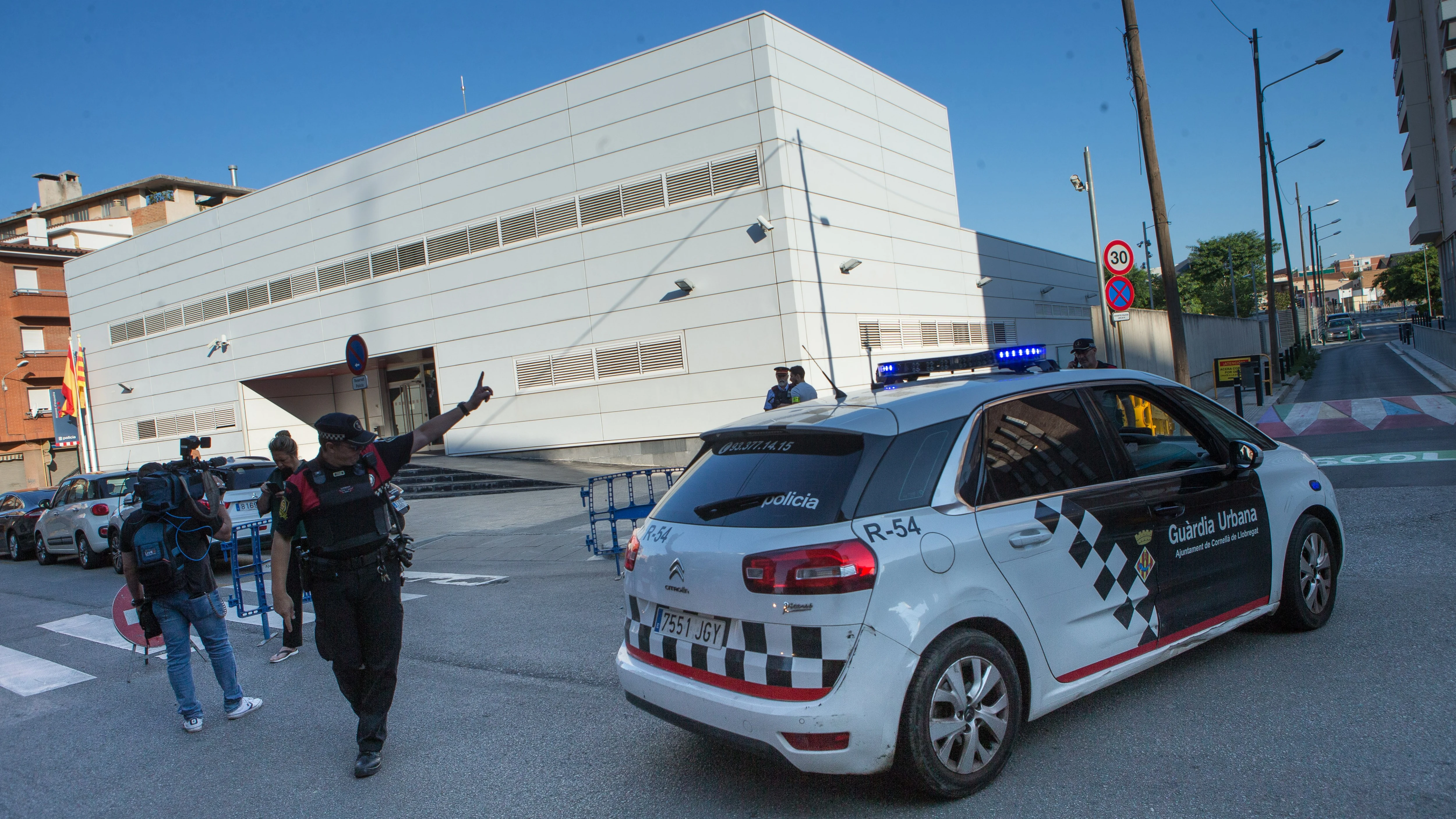 Efectivos policiales ante la fachada de la comisaría de Cornellà de Llobregat 