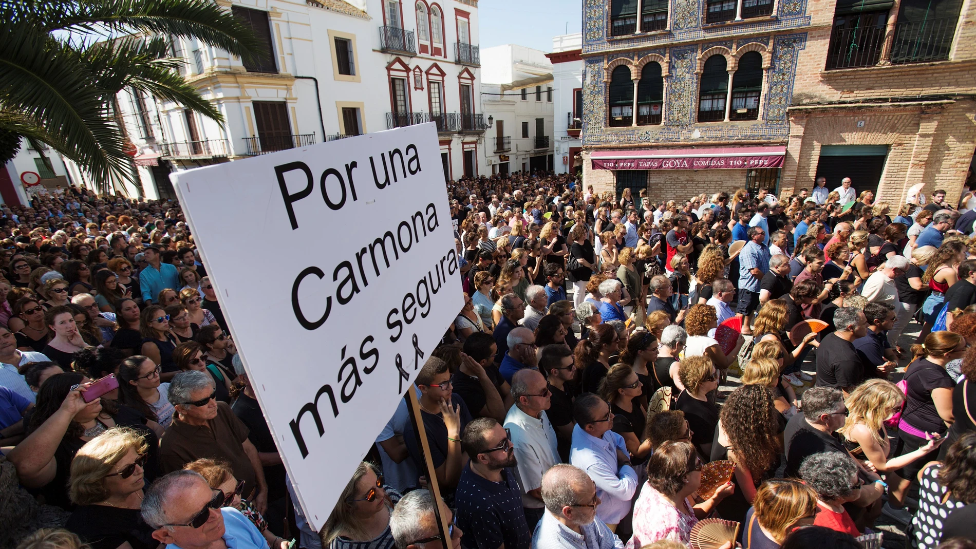 Concentración convocada por la Asociación de Comerciantes de Carmona (Sevilla)