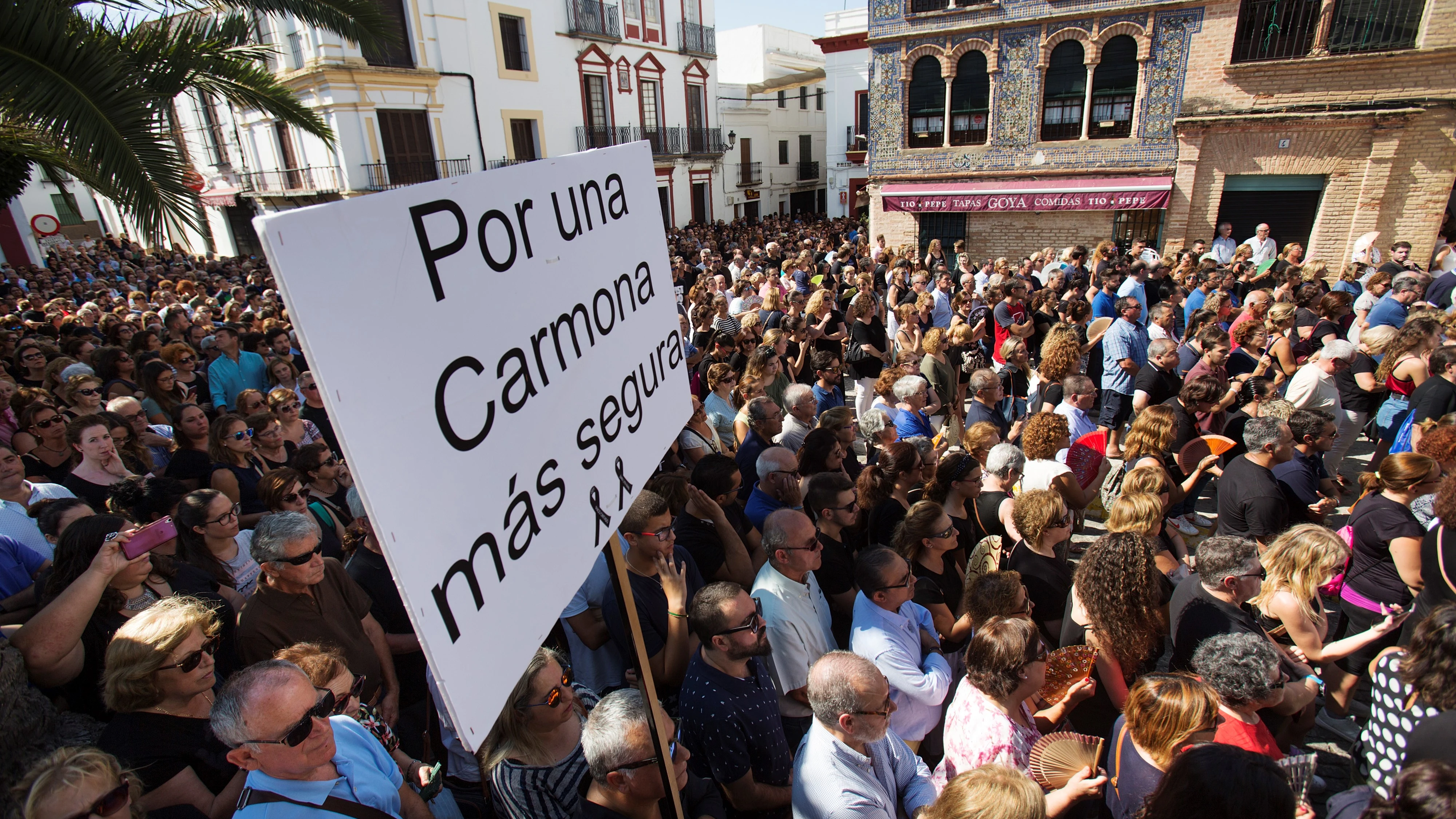 Concentración convocada por la Asociación de Comerciantes de Carmona (Sevilla)