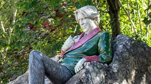 Estatua de Oscar Wilde Cosas extravagantes, únicas y extrañas que puedes hacer en Dublín, Irlanda