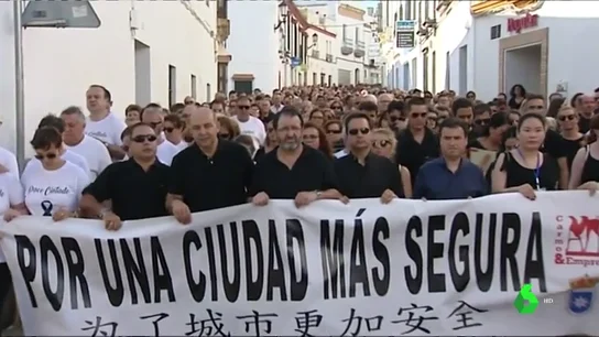 Vecinos de Carmona se concentran para pedir más seguridad Vecinos de Carmona se concentran para pedir más seguridad