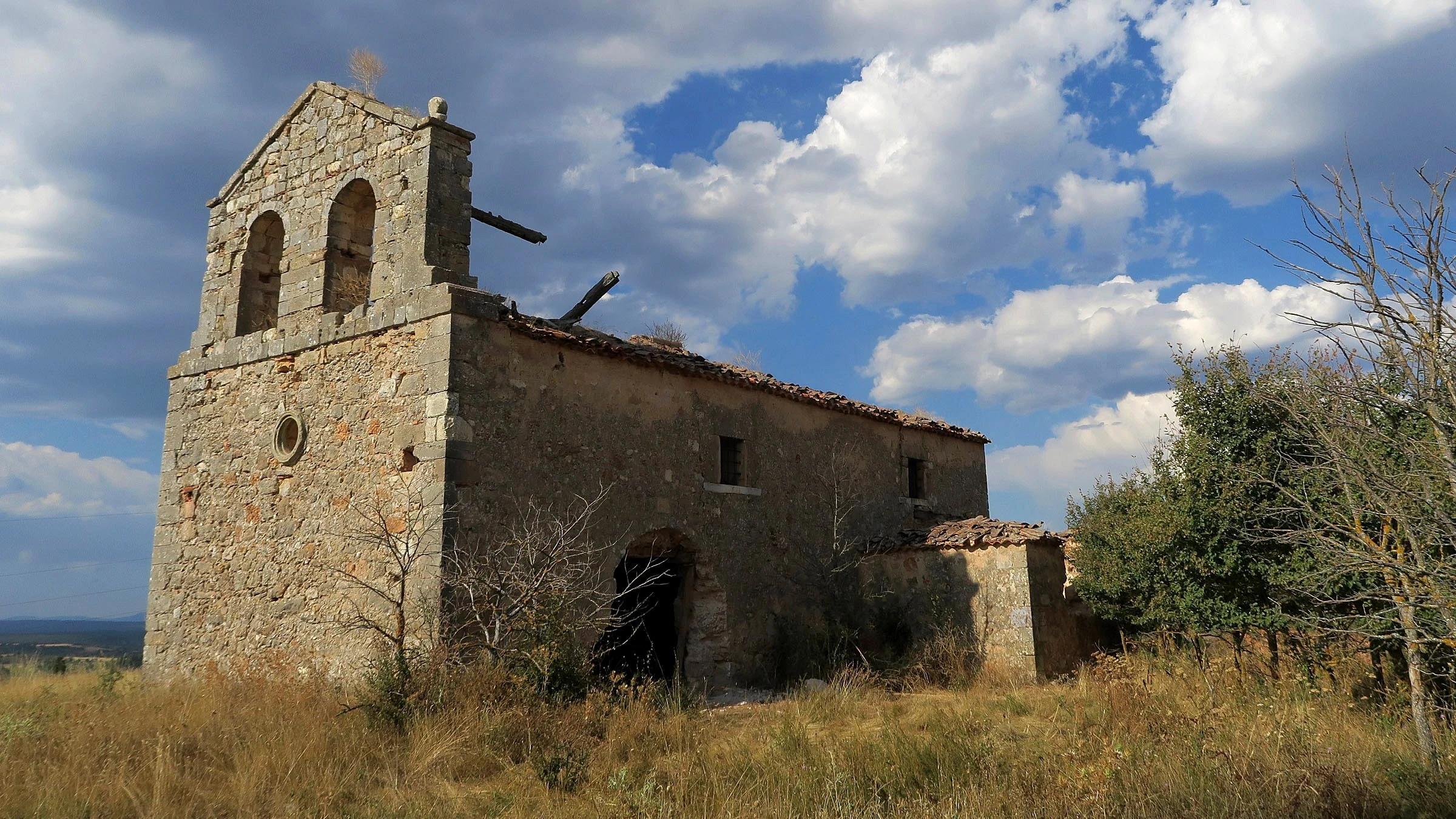 Investigan el robo de un pórtico del siglo XI de una ermita de España