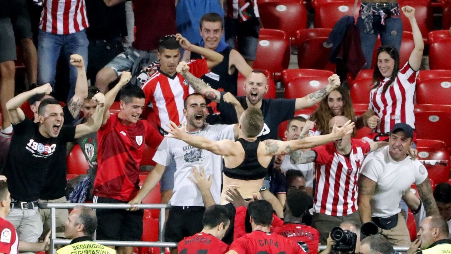 Muniain celebra su gol al Legan&eacute;s con la grada de San Mam&eacute;s