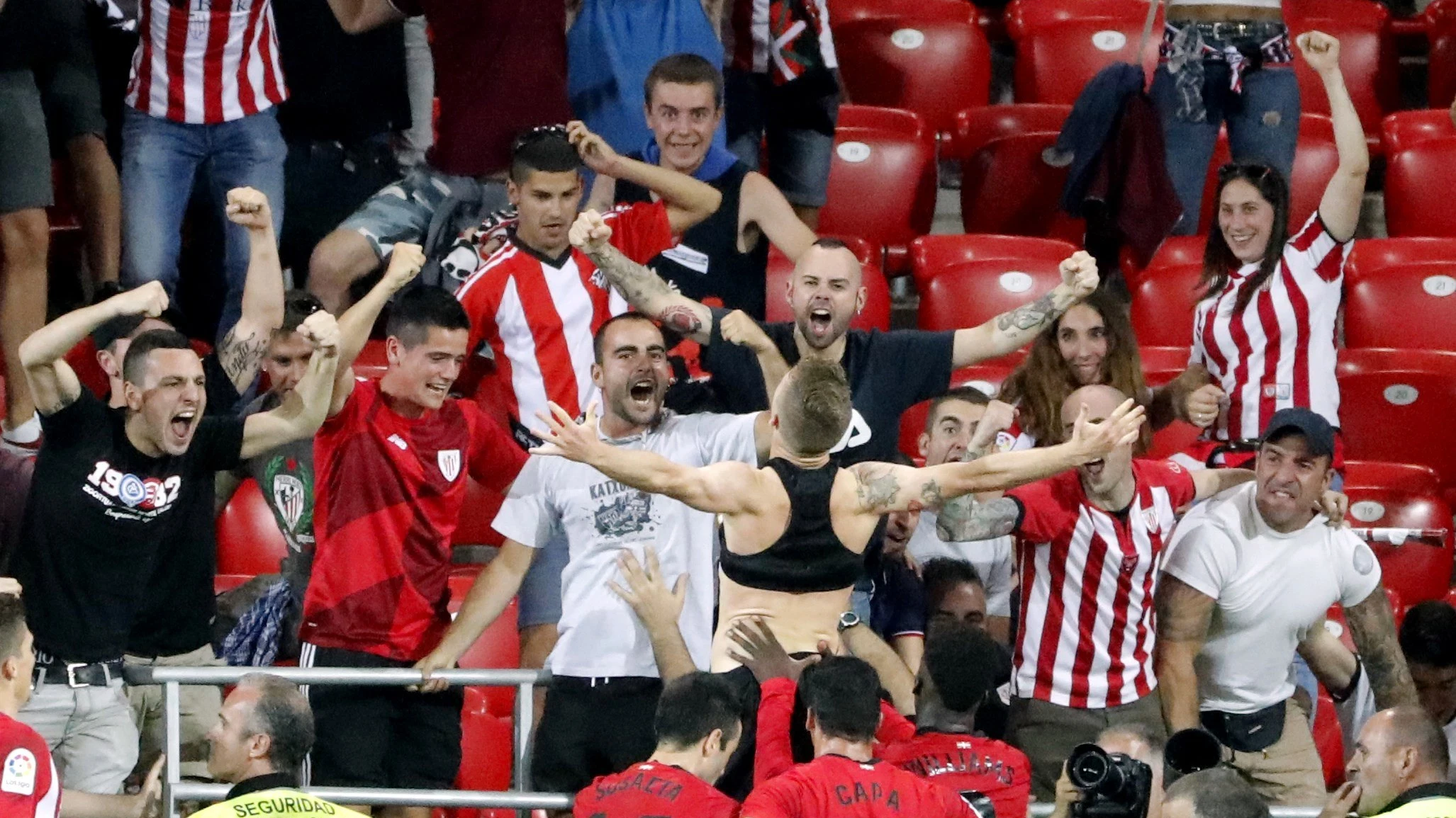 Muniain celebra su gol al Leganés con la grada de San Mamés