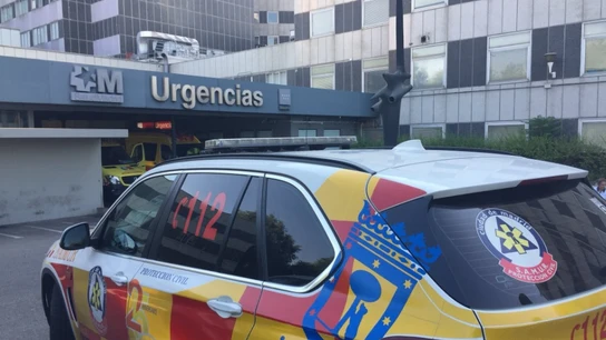 Vehículo del 112 Madrid en el Hospital de La Paz Vehículo del 112 Madrid en el Hospital de La Paz