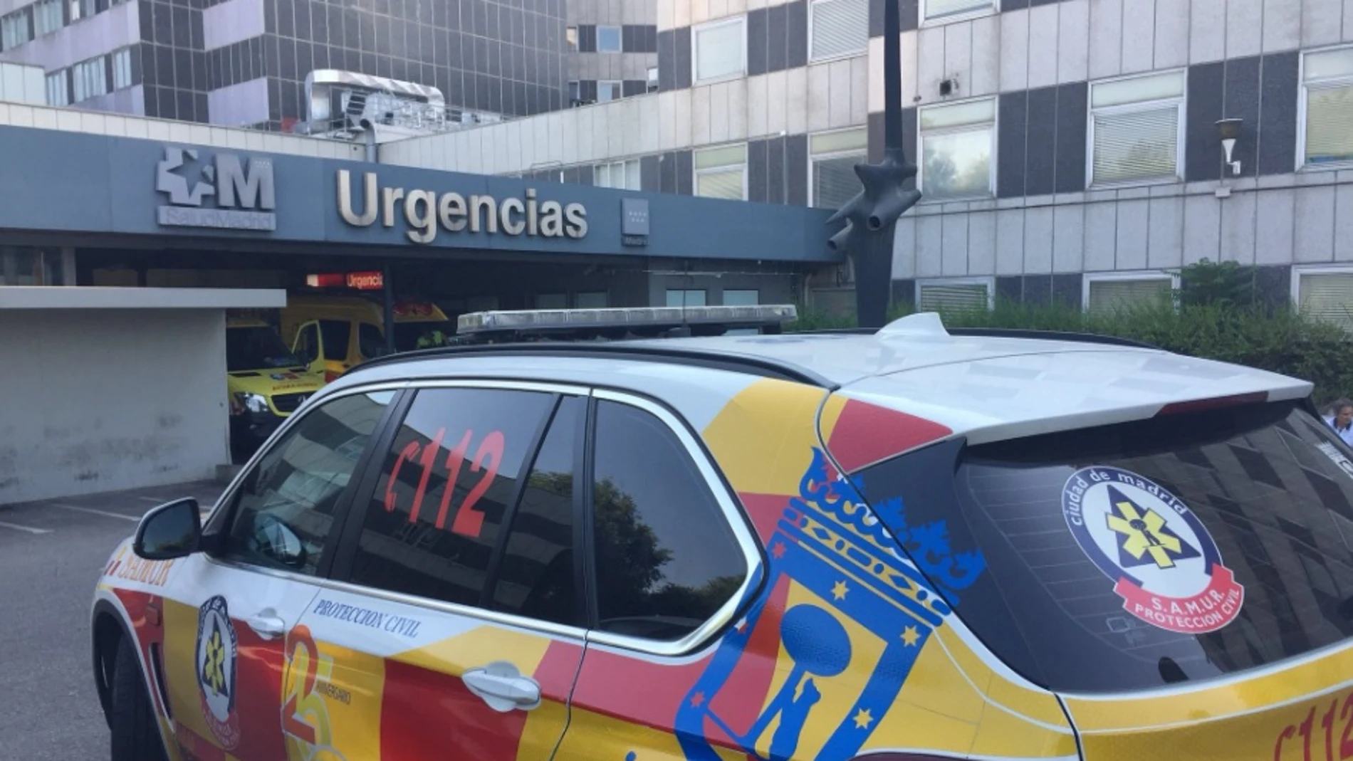 Vehículo del 112 Madrid en el Hospital de La Paz