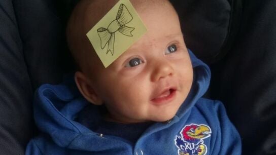 La hija de Stev con su lacito en la cabeza