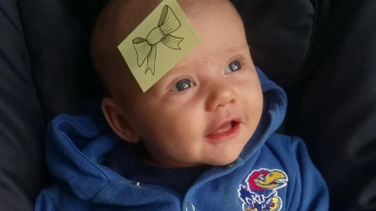 La hija de Stev con su lacito en la cabeza La hija de Stev con su lacito en la cabeza