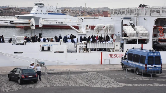 Varios migrantes permanecen a bordo del buque de los guardacostas Diciotti Varios migrantes permanecen a bordo del buque de los guardacostas Diciotti