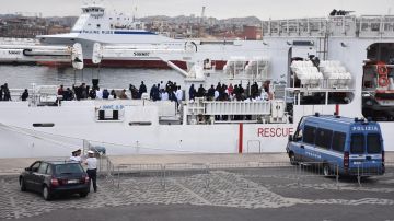 Varios migrantes permanecen a bordo del buque de los guardacostas Diciotti