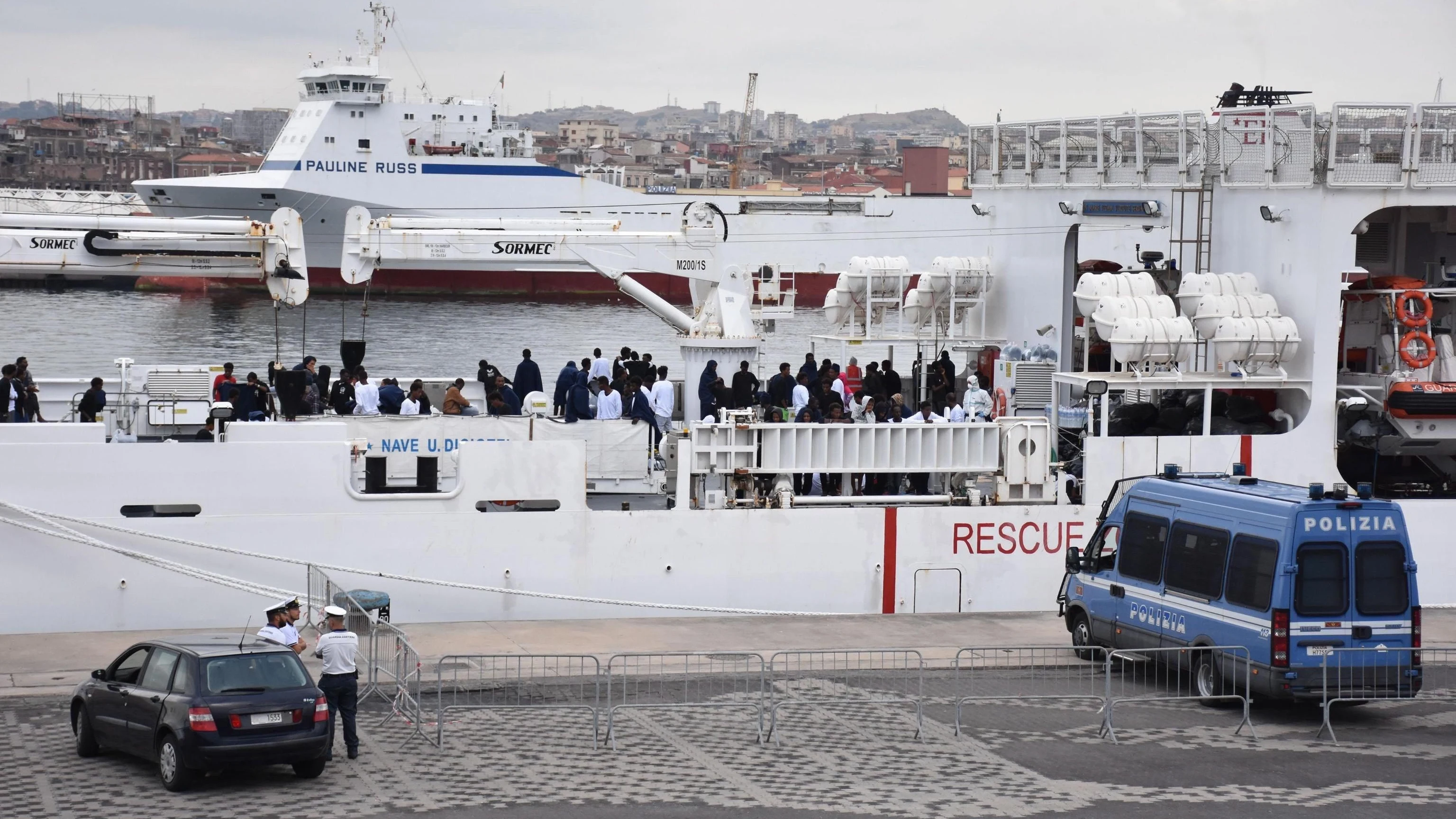 Varios migrantes permanecen a bordo del buque de los guardacostas Diciotti