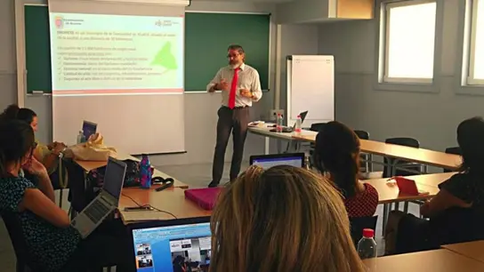 El alcalde de Brunete, dando clase a los alumnos de la URJC El alcalde de Brunete, dando clase a los alumnos de la URJC