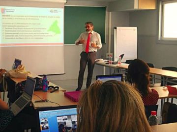 El alcalde de Brunete, dando clase a los alumnos de la URJC