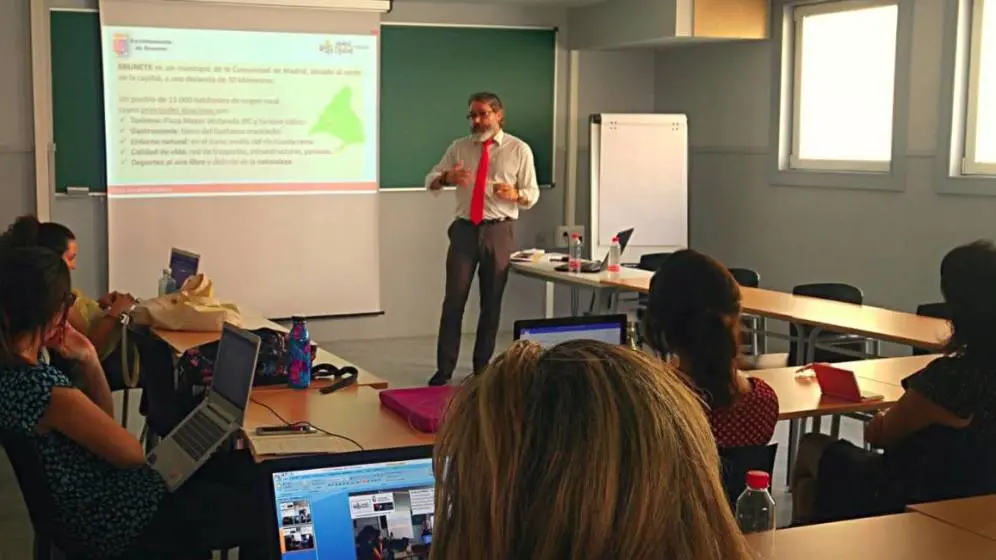 El alcalde de Brunete, dando clase a los alumnos de la URJC