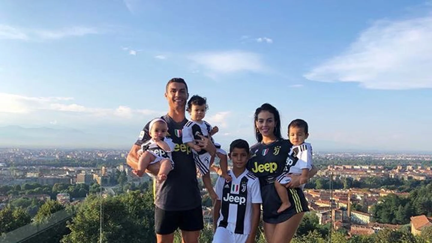 Cristiano Ronaldo posa con su familia vestidos de bianconeros Cristiano Ronaldo posa con su familia vestidos de bianconeros